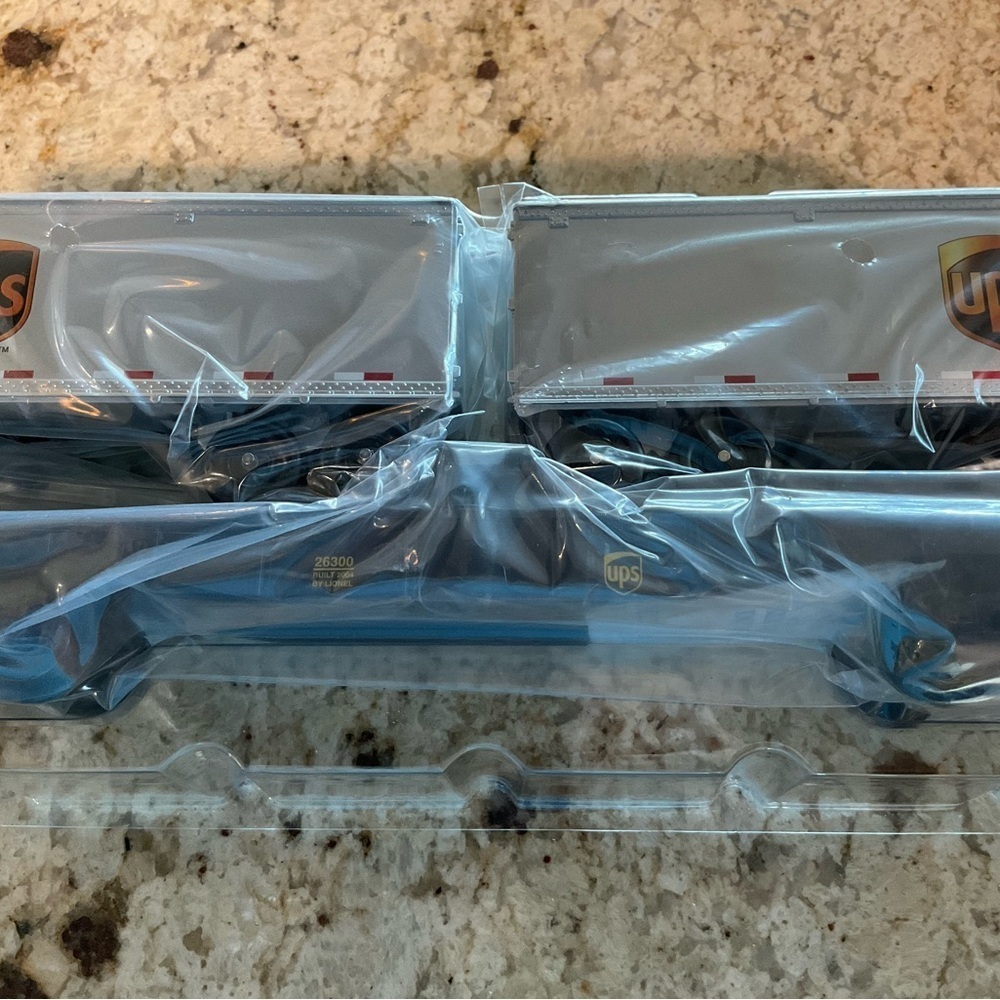 Lionel Train Car New in the box featuring UPS trailers - Picture 2 of 2